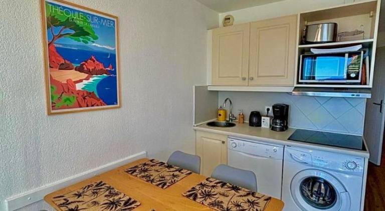 Beautiful serviced apartment with pool & patio | Pets allowed — photo 5
