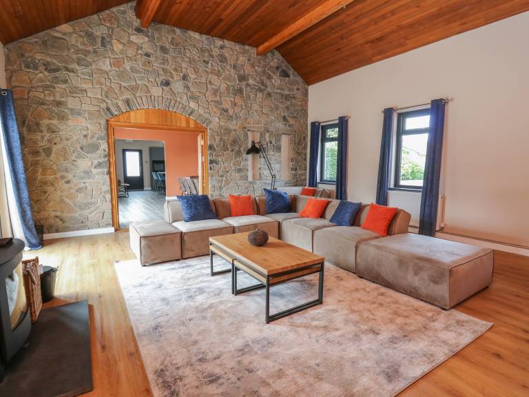 Cottage with yard & hot tub — photo 4
