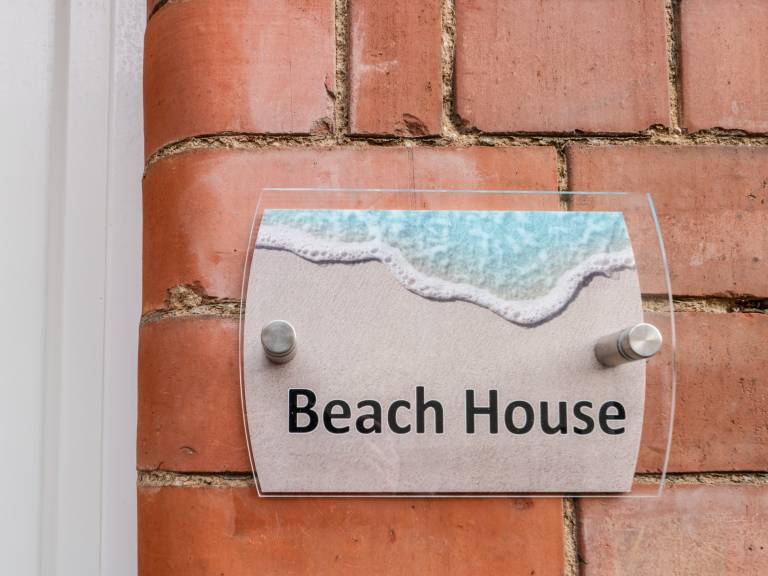 Cottage with yard | Beach view — photo 4