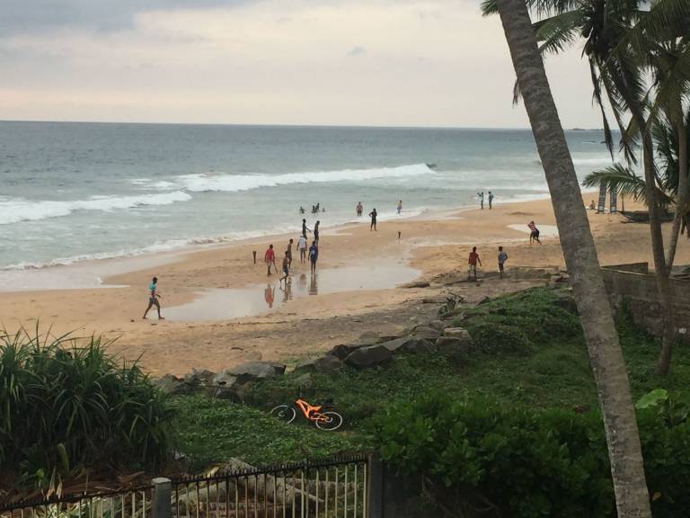 Holiday apartment with terrace, pool & yard in Hikkaduwa