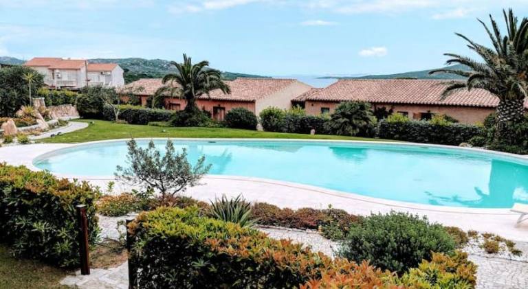 Rental apartment with garden, pool & terrace in Santa Teresa di Gallura