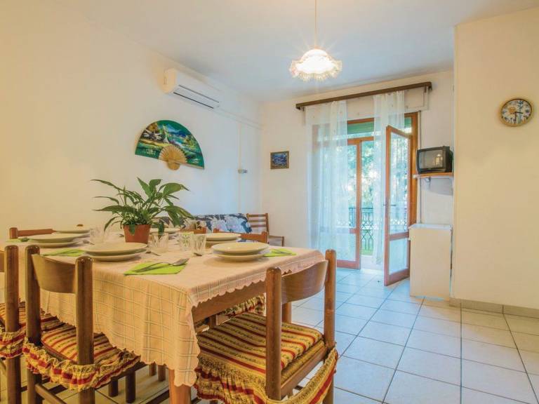 Apartment with garden — photo 4