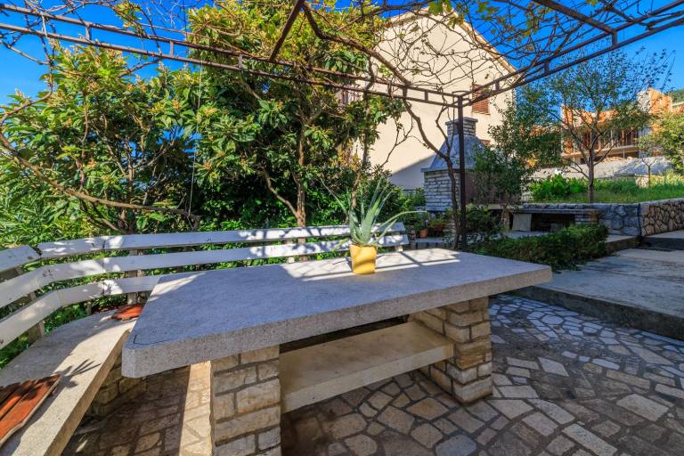Dog-friendly apartment just 450 metres from the beach with sea views, barbecue, parking space in Crikvenica