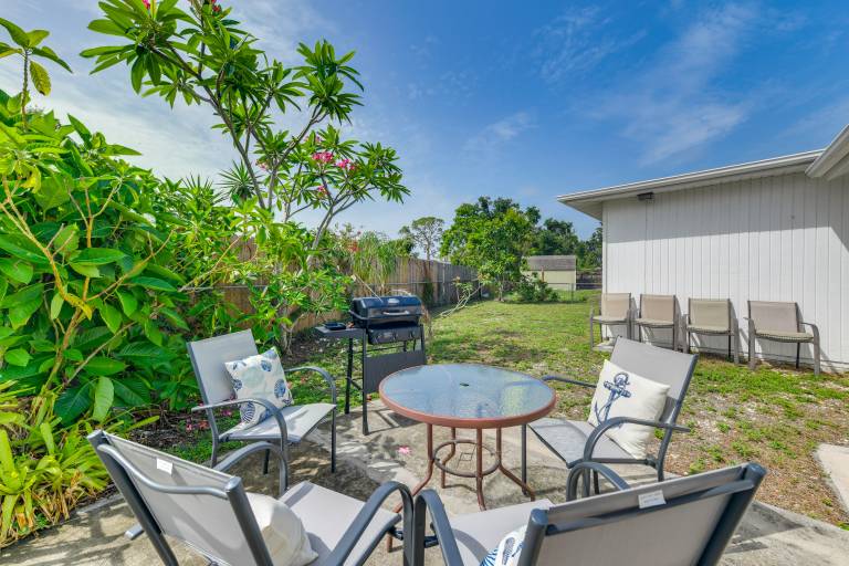 7 Mi to Siesta Beach Home w Furnished Patio