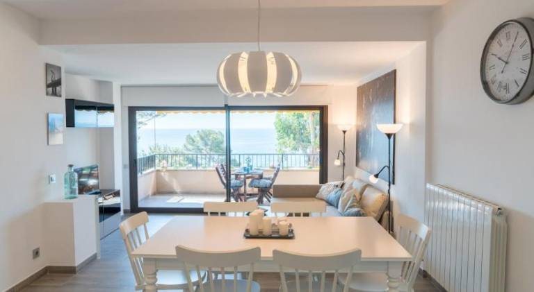 SeaHomes Vacations - Cala Banys Seafront Apt & PKG — photo 3