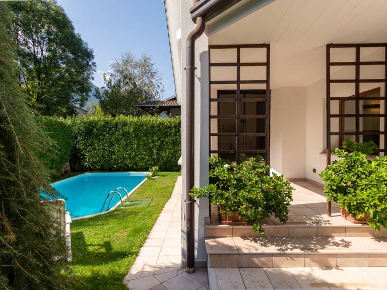 House with private pool, BBQ & garden — photo 2