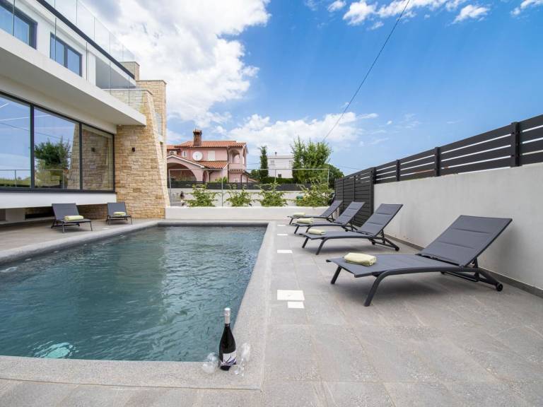 Fully equipped beautiful vacation home with barbecue, patio & pool | Pet-friendly — photo 4