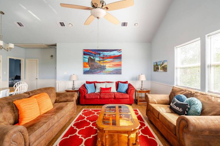 Central 2BR/2BA, Easy Beach Access, Sleeps 10 — photo 4