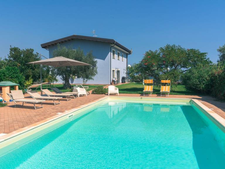 Rental apartment with garden, barbecue & private pool — photo 3