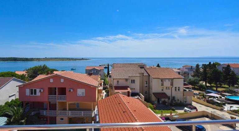 Holiday apartment with patio, yard & pool in Novalja