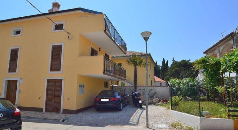 Apartment with patio in Novigrad