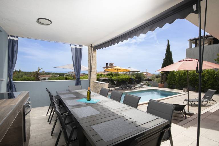Villa with private pool, BBQ & yard | Water view — photo 4