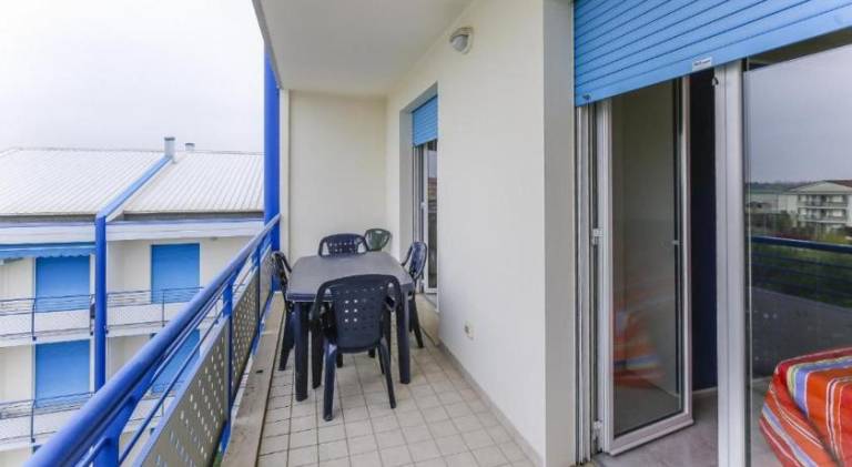 Apartment with pool — photo 5