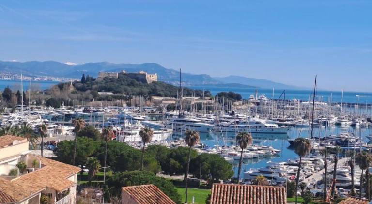 Magnifique terrasse, vue mer, plein centre 3 pieces in Biot