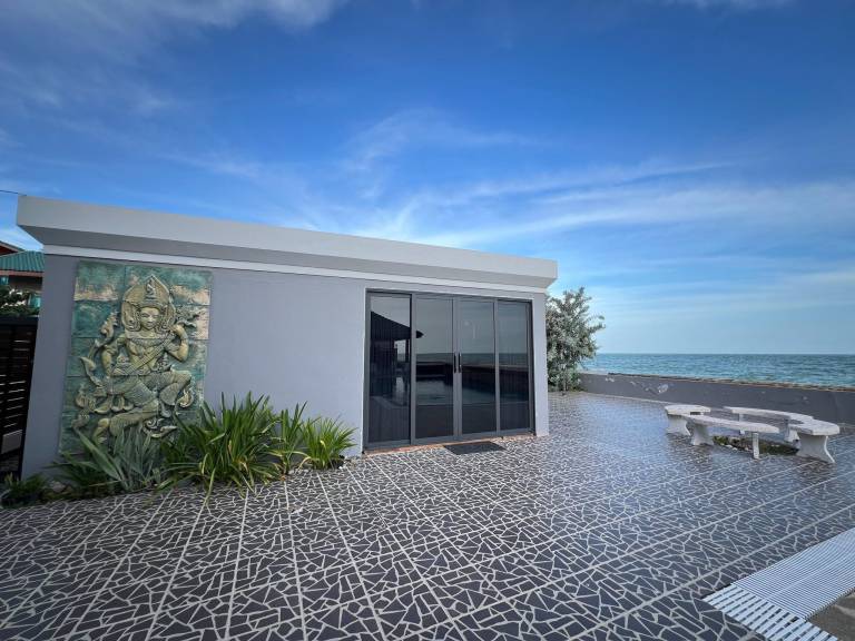 Villa with yard, barbeque & pool | Water view | Pet-friendly — photo 4