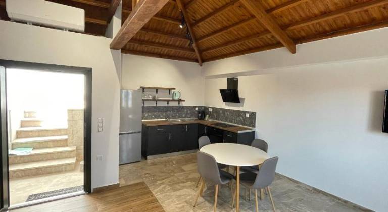 Holiday apartment with patio — photo 4