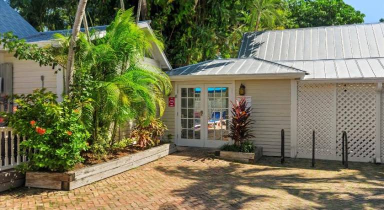 Vacation home with pool | Next to Southernmost Point — photo 5
