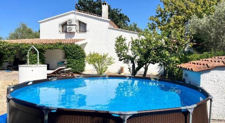 Villa with pool — photo 4