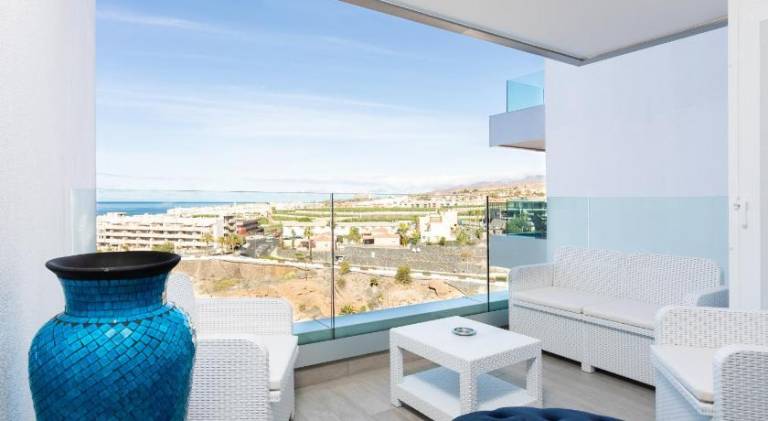 Rental apartment with private pool, terrace & yard — photo 4