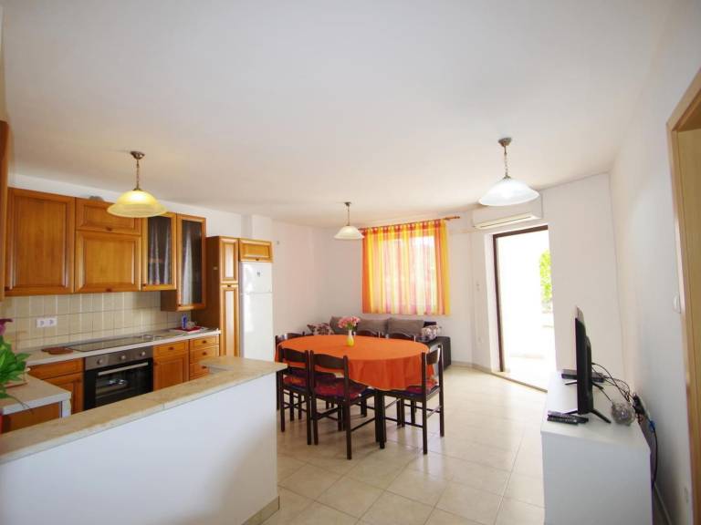 Apartment with BBQ, garden & terrace — photo 4