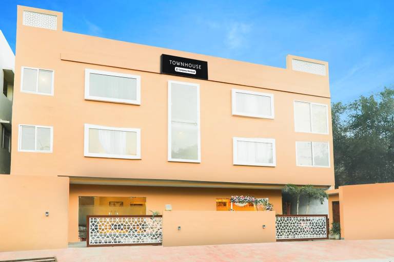 Super Townhouse Viraj Khand Formerly Veridian Inn