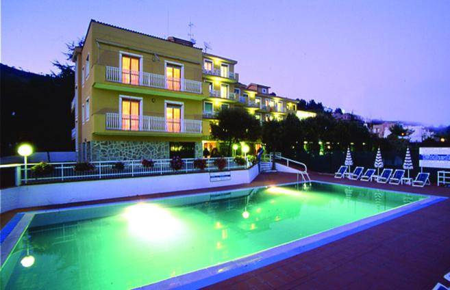 Serviced apartment with pool, terrace & garden | Pets are welcome in Pietra Ligure
