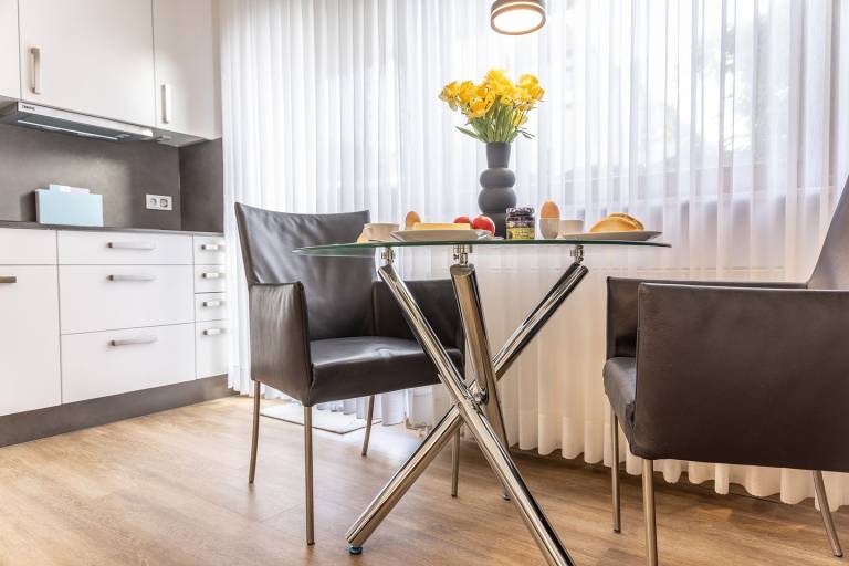 Moderne 2-Zimmerwohnung (Erdgeschoss), 2023 renoviert und neu eingerichtet. Schlafzimmer mit Kingsize-Bett, neue Einbauküche, Duschbad sowie sonnige Terrasse zur Südseite. Eine Garage für KFZ oder Fahrräder gehört zur Wohnung. — photo 2