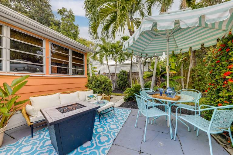 Yard & Hot Tub Historic Lake Worth Cottage