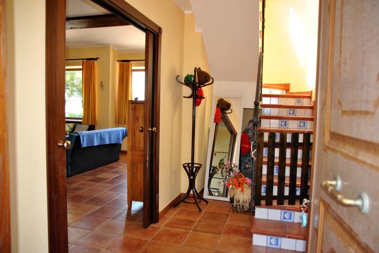 Family-friendly villa with pool, BBQ & yard | Mountain view | Pets allowed — photo 4