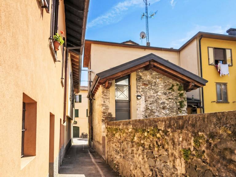 Ferienwohnung mit Pool in Dervio, Comer See f&uuml;r max. 4 Personen