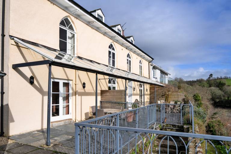 House with terrace & garden | Water view — photo 2