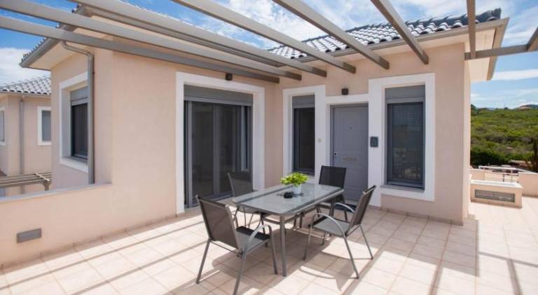 Wonderful serviced apartment with pool, terrace & yard | Pets allowed — photo 4