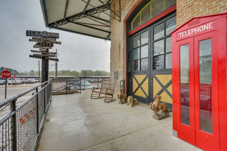 Central Texarkana Studio Rental w/ Railroad Views! — photo 3