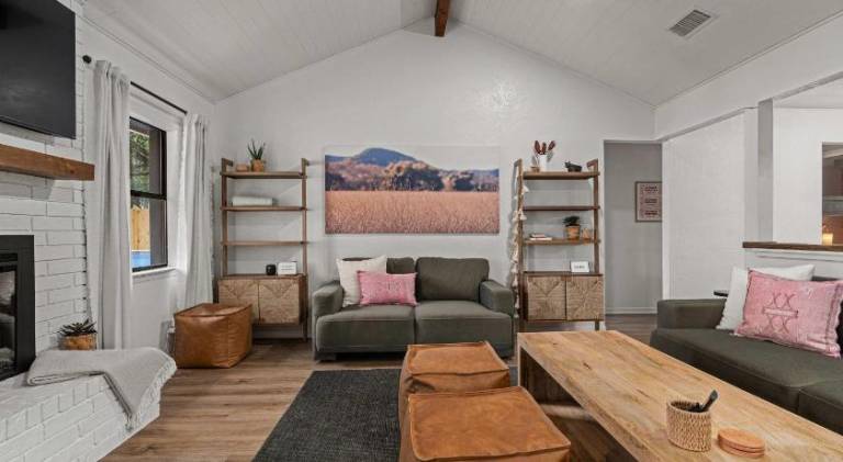 Charming vacation home with pool | Pets are welcome — photo 2