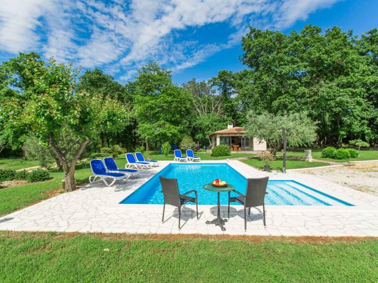 Lovely rental apartment with pool, barbeque & yard | Nature view | Pets allowed — photo 4