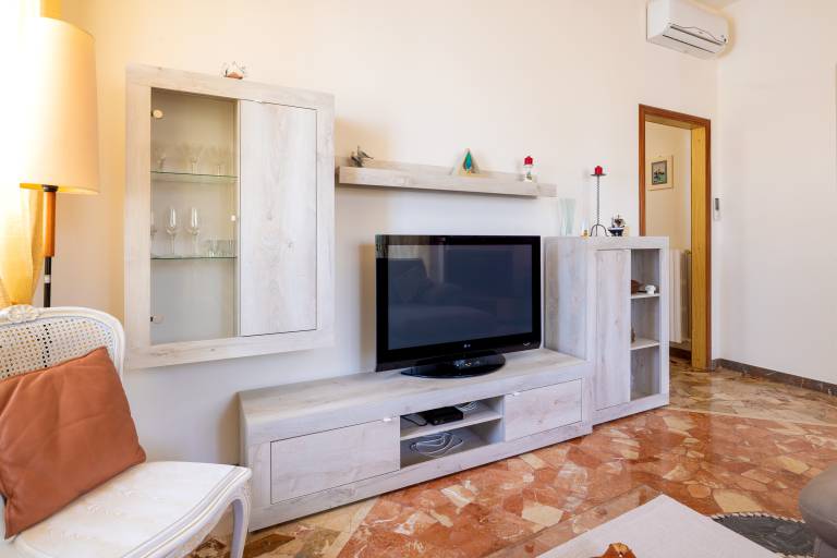 Child-friendly house with hot tub, BBQ & patio | City view | Suitable for remote work | Pets allowed — photo 2