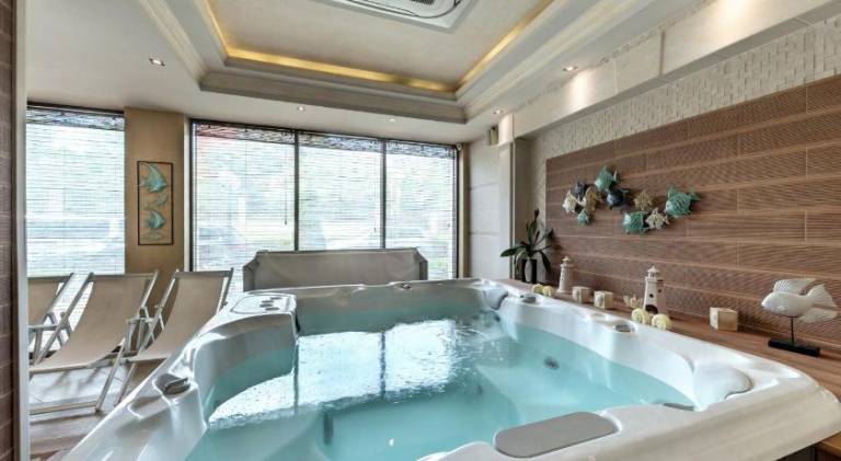 Big serviced apartment with sauna, pool & patio | Beach nearby | Dogs allowed — photo 4