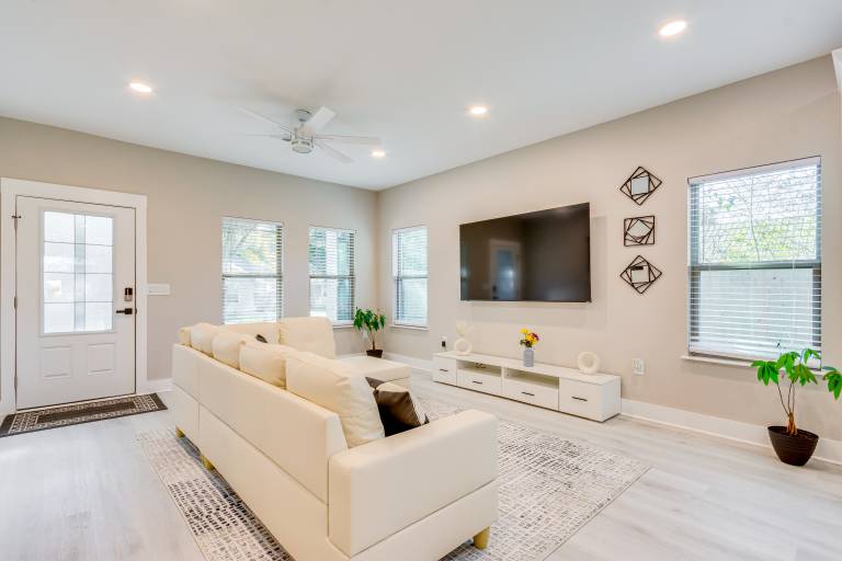 Pet Friendly Pensacola Home Central Location