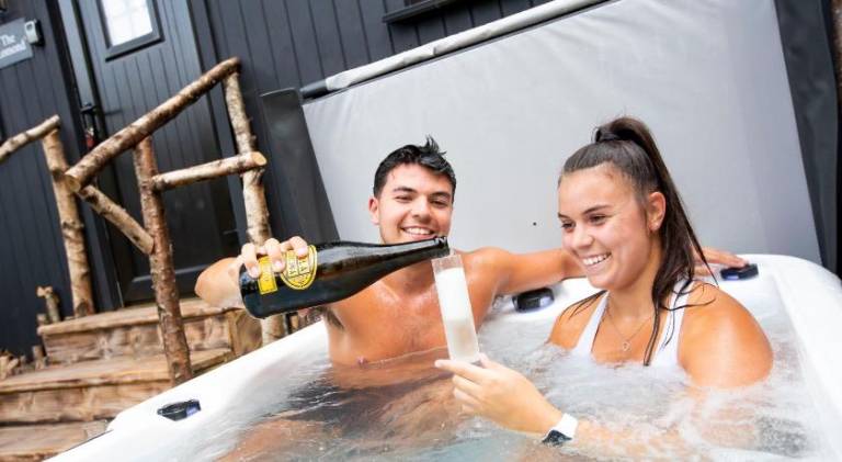 Lodge with hot tub & patio | Pet-friendly — photo 4