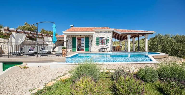 Fully equipped beautiful villa with garden, barbeque & private pool | Beach view | Dogs allowed — photo 2