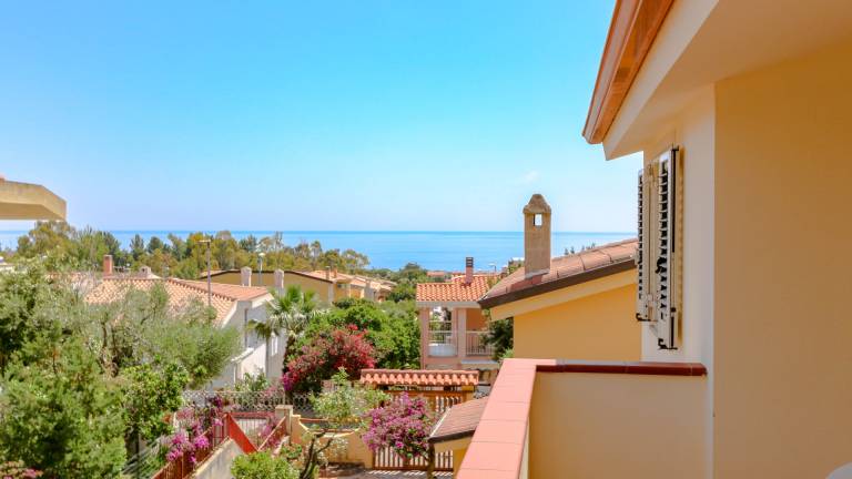 Rental apartment with yard & patio | Beach view — photo 5