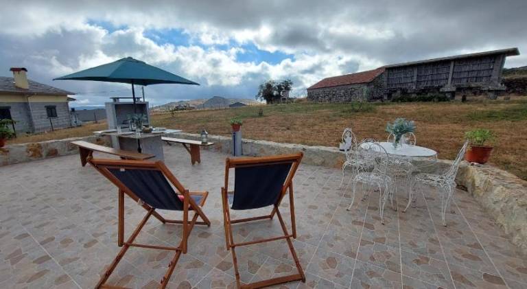 Vacation home with grill, yard & patio — photo 4