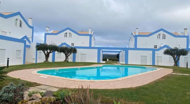 House with pool — photo 3