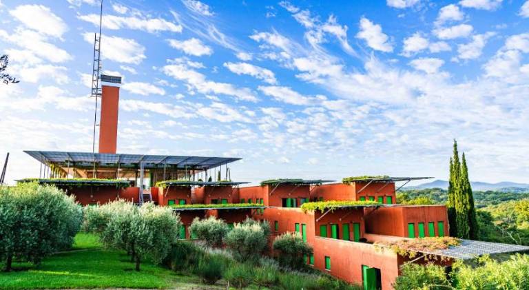 Serviced apartment with yard & patio in Gavorrano