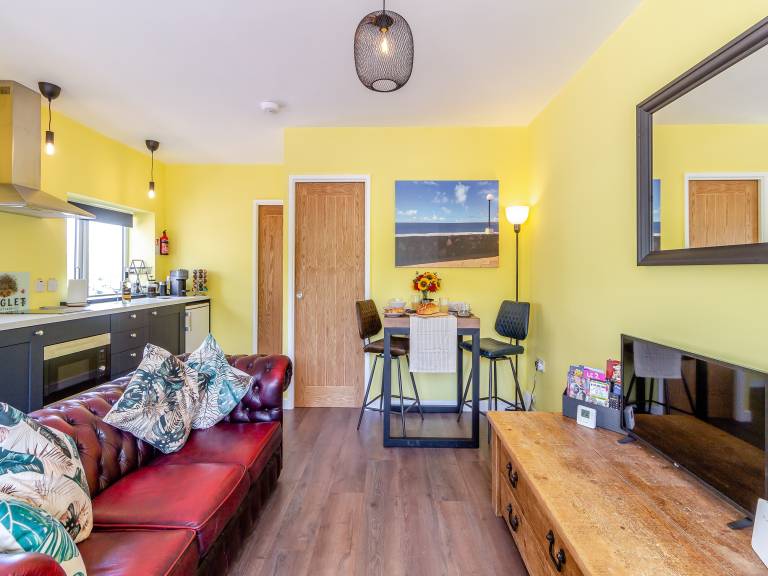 Family-oriented cottage with yard & hot tub | Pets allowed — photo 5