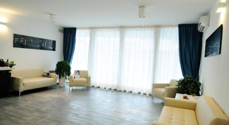 Serviced apartment with patio — photo 3