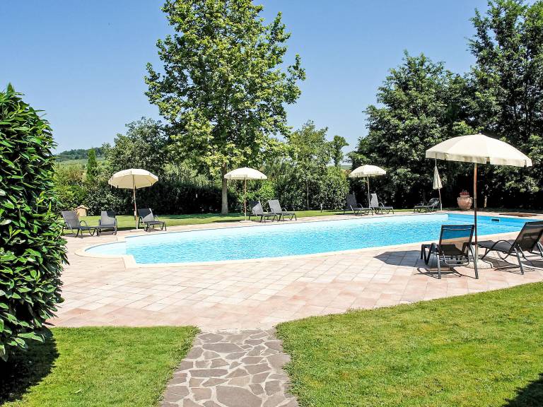Apartment with yard, grill & pool — photo 3