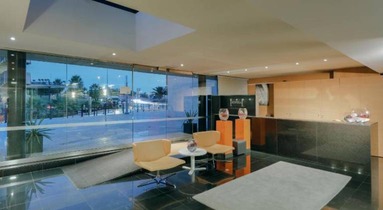 Apartment with patio — photo 4