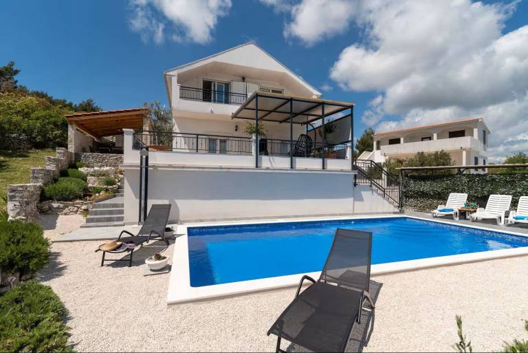 Villa with garden, grill & patio | Mountain view in Okrug