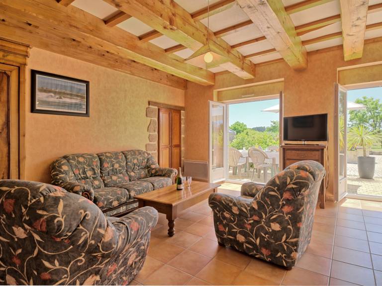 Vacation home with BBQ, yard & terrace — photo 5